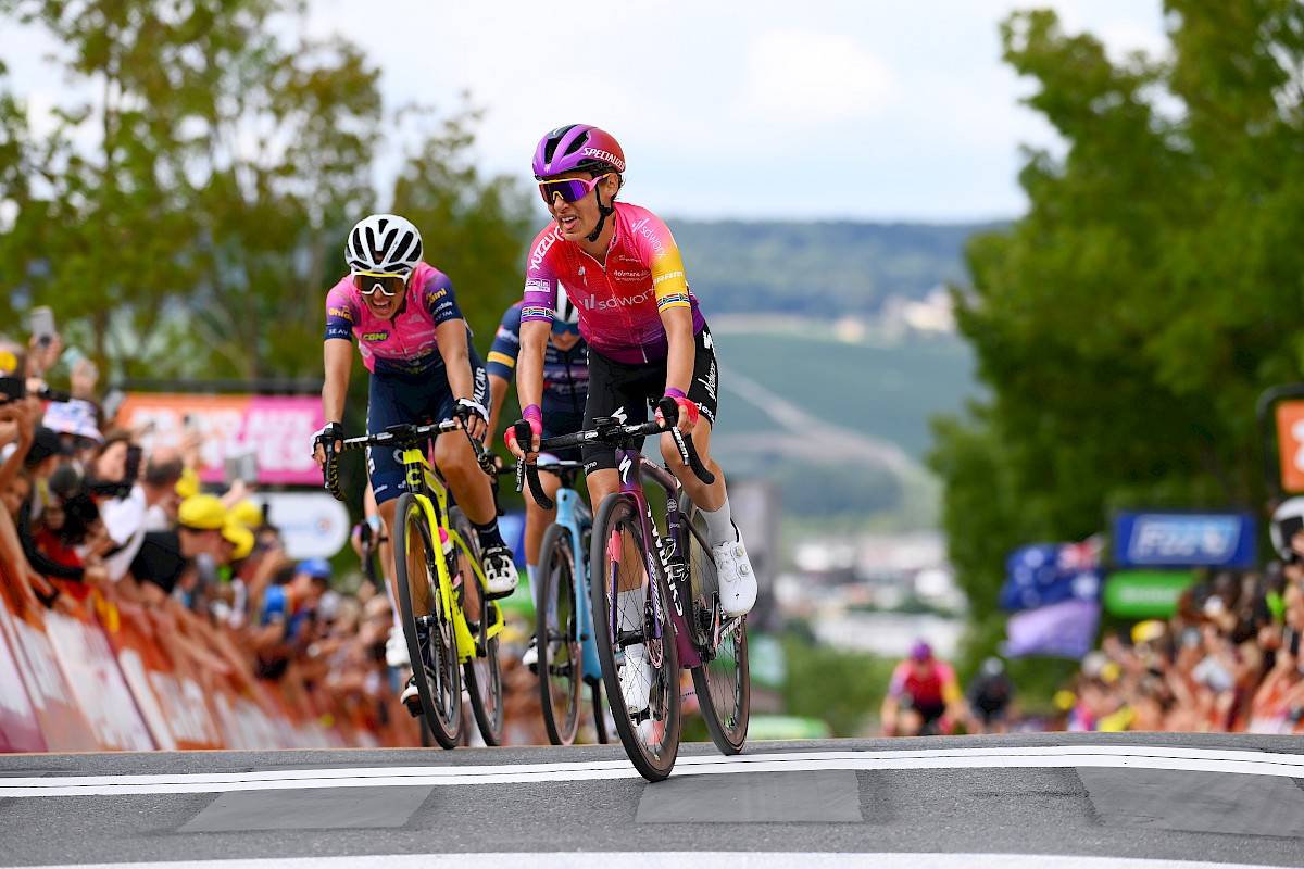 Ashleigh Moolman-Pasio sprints uphill to third place in Épernay.